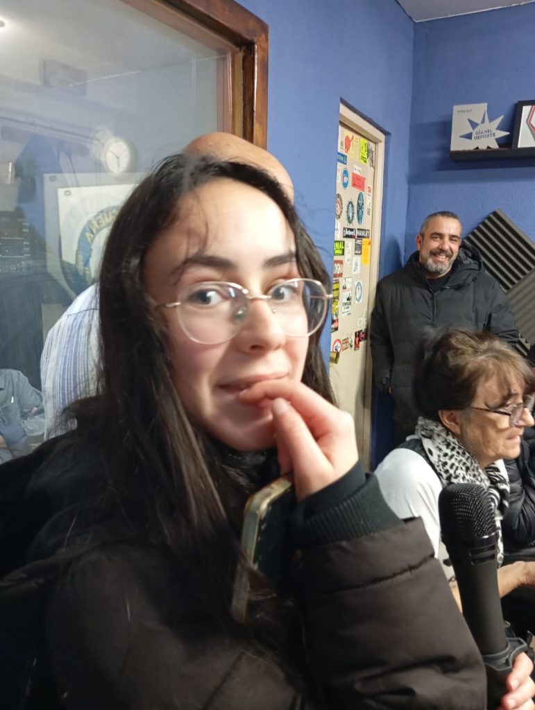 WhatsApp-Image-2025-12-16-at-19.31.15-771x1024 De visita a Radio CigüeñaLos alumnos y profesores del CEPA visitan Radio Cigüeña 🎙️