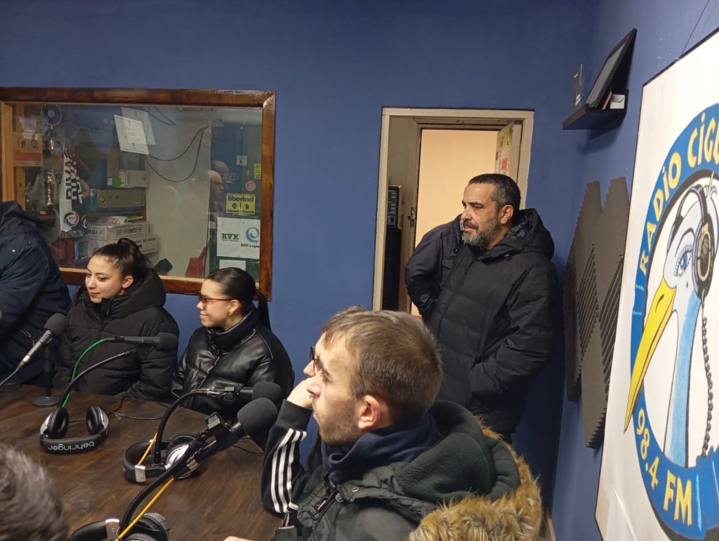 WhatsApp-Image-2025-12-16-at-19.31.26-1-1024x771 De visita a Radio CigüeñaLos alumnos y profesores del CEPA visitan Radio Cigüeña 🎙️
