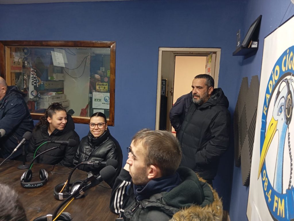 WhatsApp-Image-2025-12-16-at-19.31.26-1024x771 De visita a Radio CigüeñaLos alumnos y profesores del CEPA visitan Radio Cigüeña 🎙️