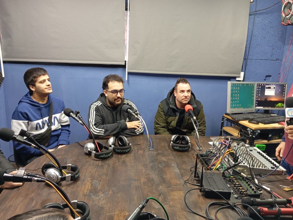 WhatsApp-Image-2025-12-16-at-19.31.27-1-1024x771 De visita a Radio CigüeñaLos alumnos y profesores del CEPA visitan Radio Cigüeña 🎙️
