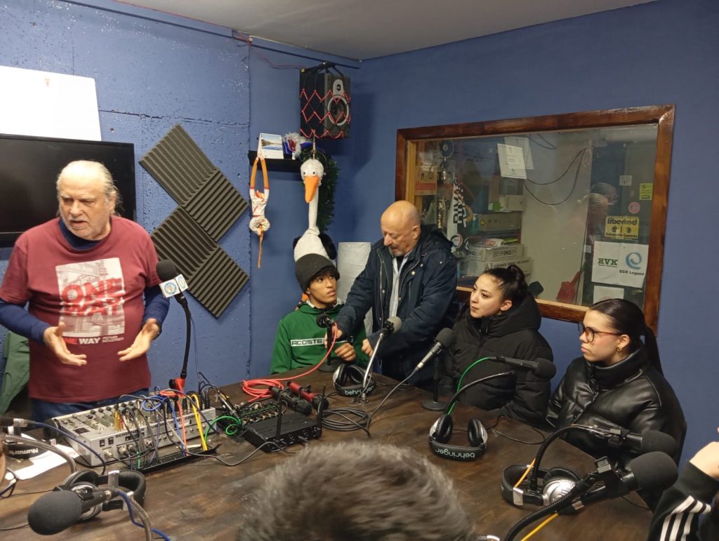 WhatsApp-Image-2025-12-16-at-19.31.27-1024x771 De visita a Radio CigüeñaLos alumnos y profesores del CEPA visitan Radio Cigüeña 🎙️
