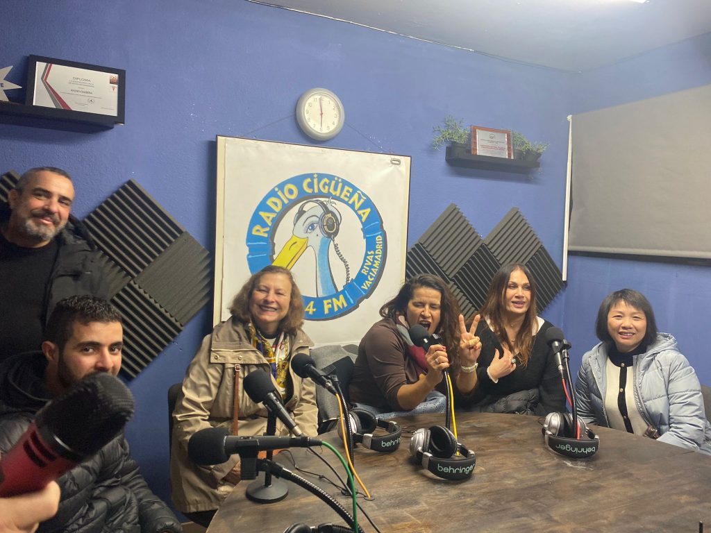WhatsApp-Image-2025-12-16-at-21.37.59-1-1024x768 De visita a Radio CigüeñaLos alumnos y profesores del CEPA visitan Radio Cigüeña 🎙️