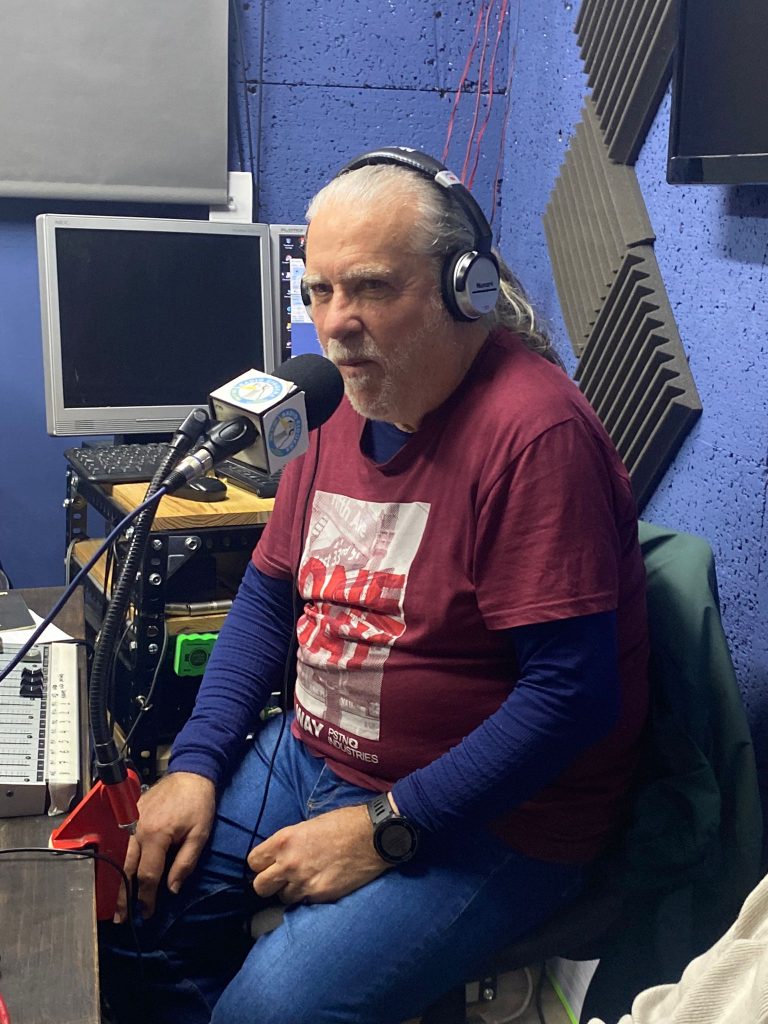 WhatsApp-Image-2025-12-16-at-21.37.59-3-768x1024 De visita a Radio CigüeñaLos alumnos y profesores del CEPA visitan Radio Cigüeña 🎙️