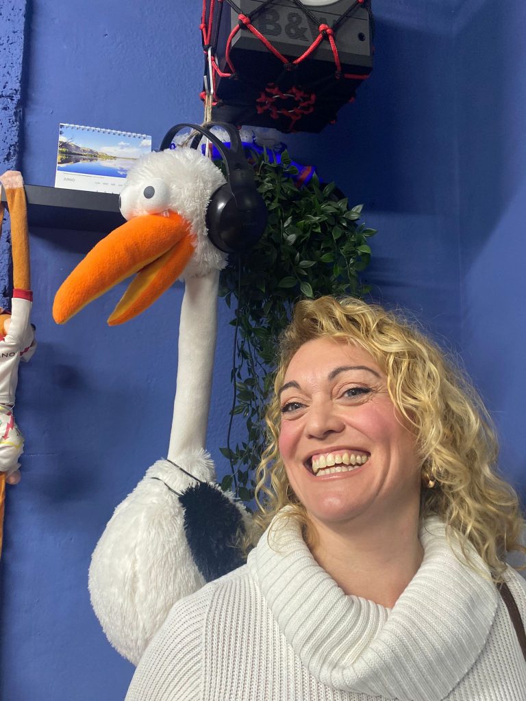 WhatsApp-Image-2025-12-16-at-21.37.59-768x1024 De visita a Radio CigüeñaLos alumnos y profesores del CEPA visitan Radio Cigüeña 🎙️