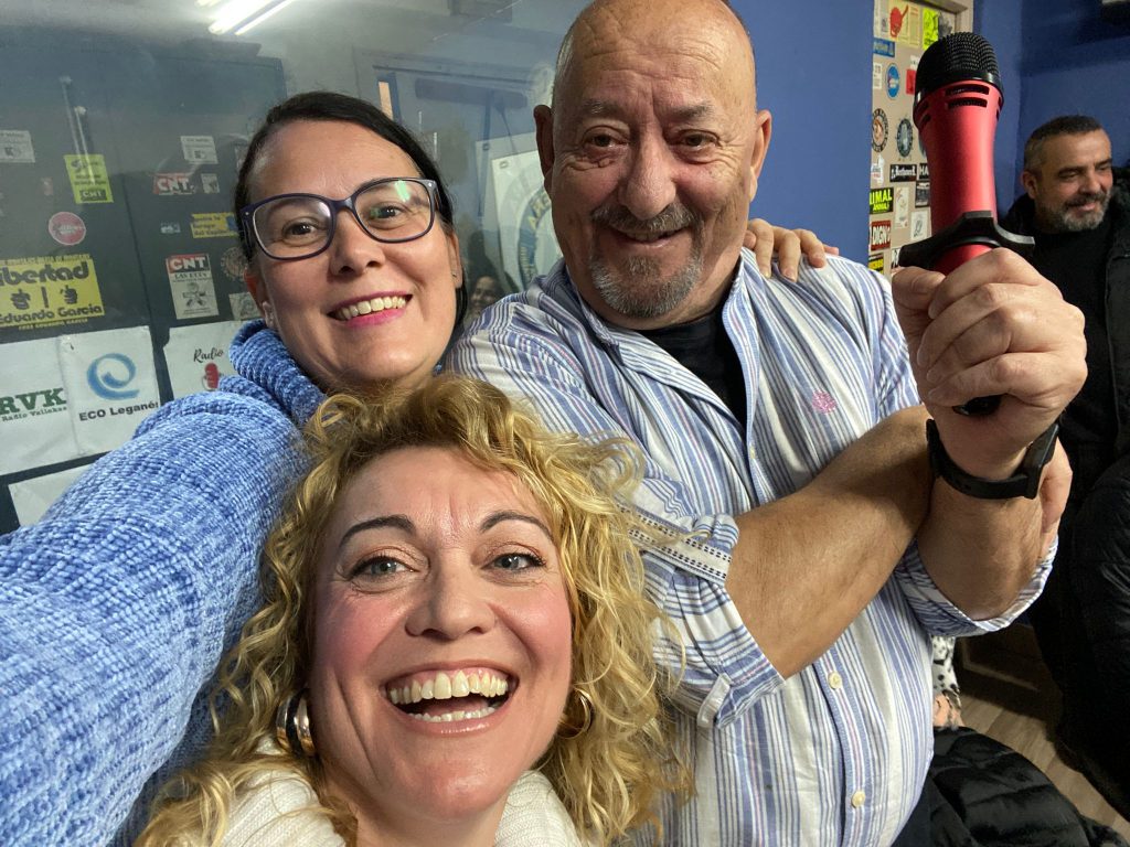 WhatsApp-Image-2025-12-16-at-21.38.00-1024x768 De visita a Radio CigüeñaLos alumnos y profesores del CEPA visitan Radio Cigüeña 🎙️