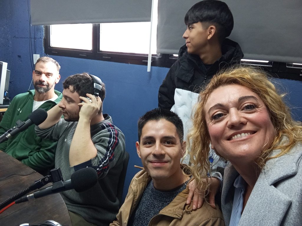 WhatsApp-Image-2025-12-18-at-11.50.15-1024x768 De visita a Radio CigüeñaLos alumnos y profesores del CEPA visitan Radio Cigüeña 🎙️