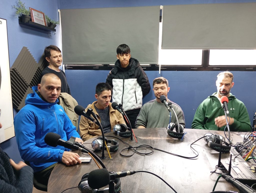 WhatsApp-Image-2025-12-18-at-11.50.16-1-1024x771 De visita a Radio CigüeñaLos alumnos y profesores del CEPA visitan Radio Cigüeña 🎙️