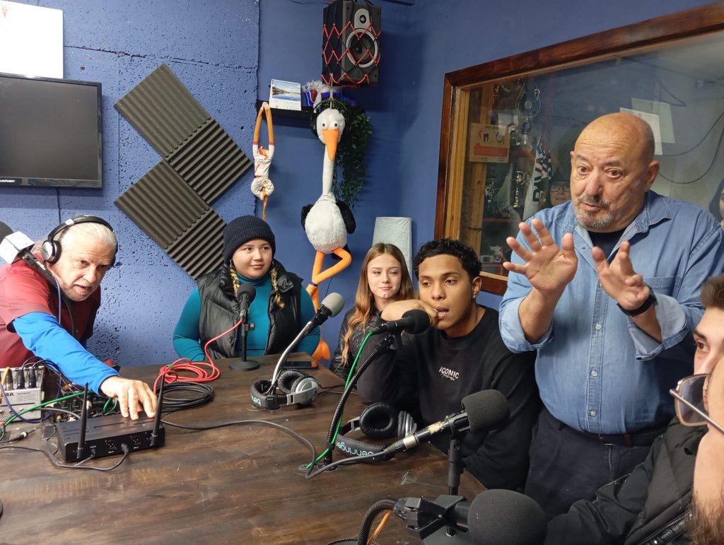 WhatsApp-Image-2025-12-18-at-11.50.16-1024x771 De visita a Radio CigüeñaLos alumnos y profesores del CEPA visitan Radio Cigüeña 🎙️