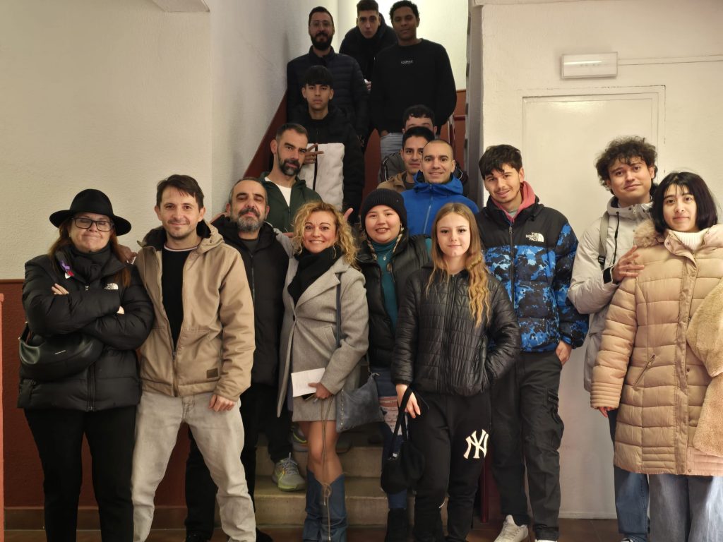 WhatsApp-Image-2025-12-18-at-11.50.16-2-1024x768 De visita a Radio CigüeñaLos alumnos y profesores del CEPA visitan Radio Cigüeña 🎙️