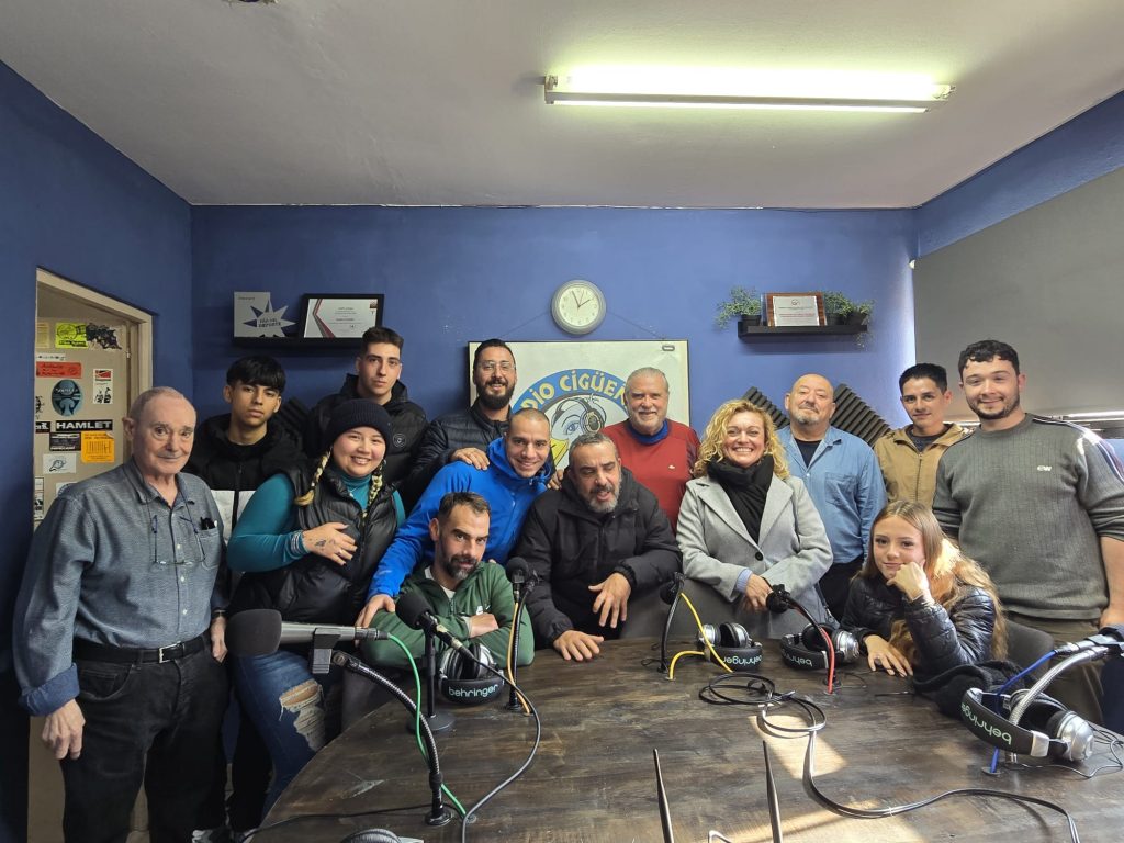 WhatsApp-Image-2025-12-18-at-14.16.16-1024x768 De visita a Radio CigüeñaLos alumnos y profesores del CEPA visitan Radio Cigüeña 🎙️