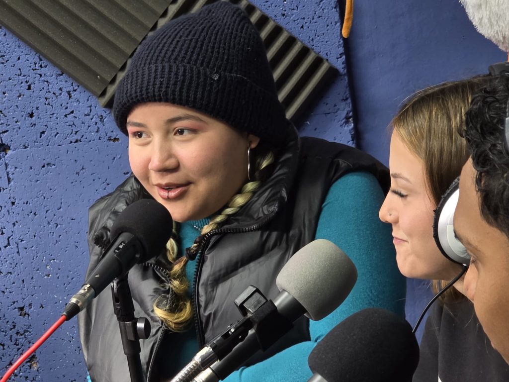 WhatsApp-Image-2025-12-18-at-14.16.17-3-1024x768 De visita a Radio CigüeñaLos alumnos y profesores del CEPA visitan Radio Cigüeña 🎙️