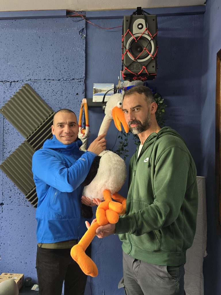 WhatsApp-Image-2025-12-18-at-14.16.17-768x1024 De visita a Radio CigüeñaLos alumnos y profesores del CEPA visitan Radio Cigüeña 🎙️