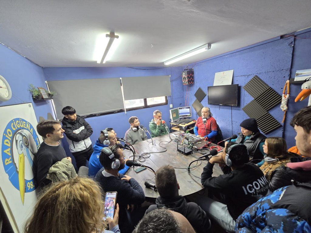 WhatsApp-Image-2025-12-18-at-14.16.18-1-1024x768 De visita a Radio CigüeñaLos alumnos y profesores del CEPA visitan Radio Cigüeña 🎙️