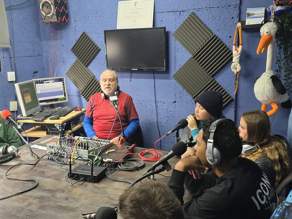 WhatsApp-Image-2025-12-18-at-14.16.18-1024x768 De visita a Radio CigüeñaLos alumnos y profesores del CEPA visitan Radio Cigüeña 🎙️