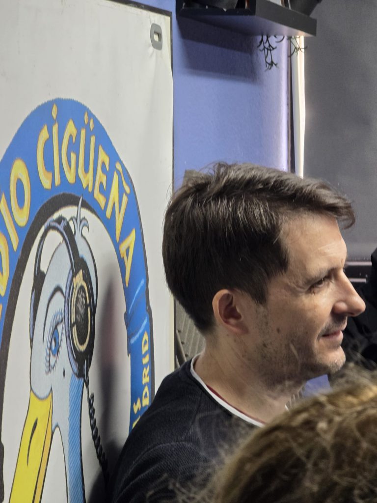 WhatsApp-Image-2025-12-18-at-14.16.18-2-768x1024 De visita a Radio CigüeñaLos alumnos y profesores del CEPA visitan Radio Cigüeña 🎙️