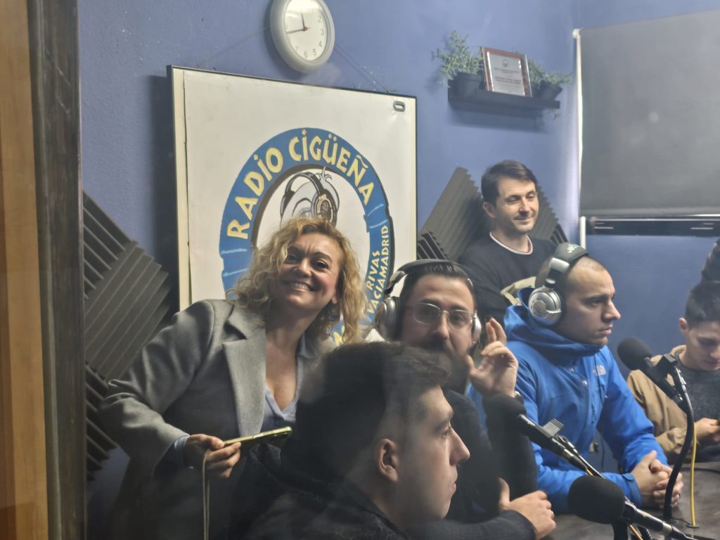 WhatsApp-Image-2025-12-18-at-14.16.19-1-1024x768 De visita a Radio CigüeñaLos alumnos y profesores del CEPA visitan Radio Cigüeña 🎙️