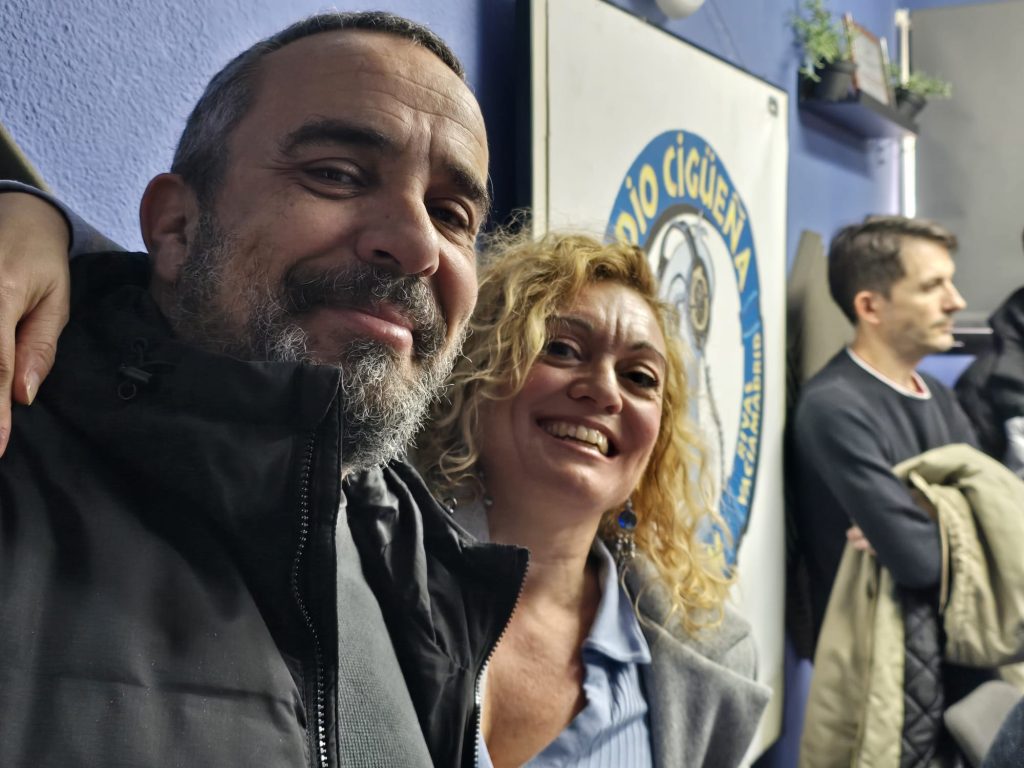 WhatsApp-Image-2025-12-18-at-14.16.19-1024x768 De visita a Radio CigüeñaLos alumnos y profesores del CEPA visitan Radio Cigüeña 🎙️