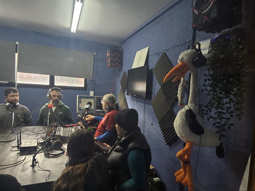 WhatsApp-Image-2025-12-18-at-14.16.19-2-1024x768 De visita a Radio CigüeñaLos alumnos y profesores del CEPA visitan Radio Cigüeña 🎙️