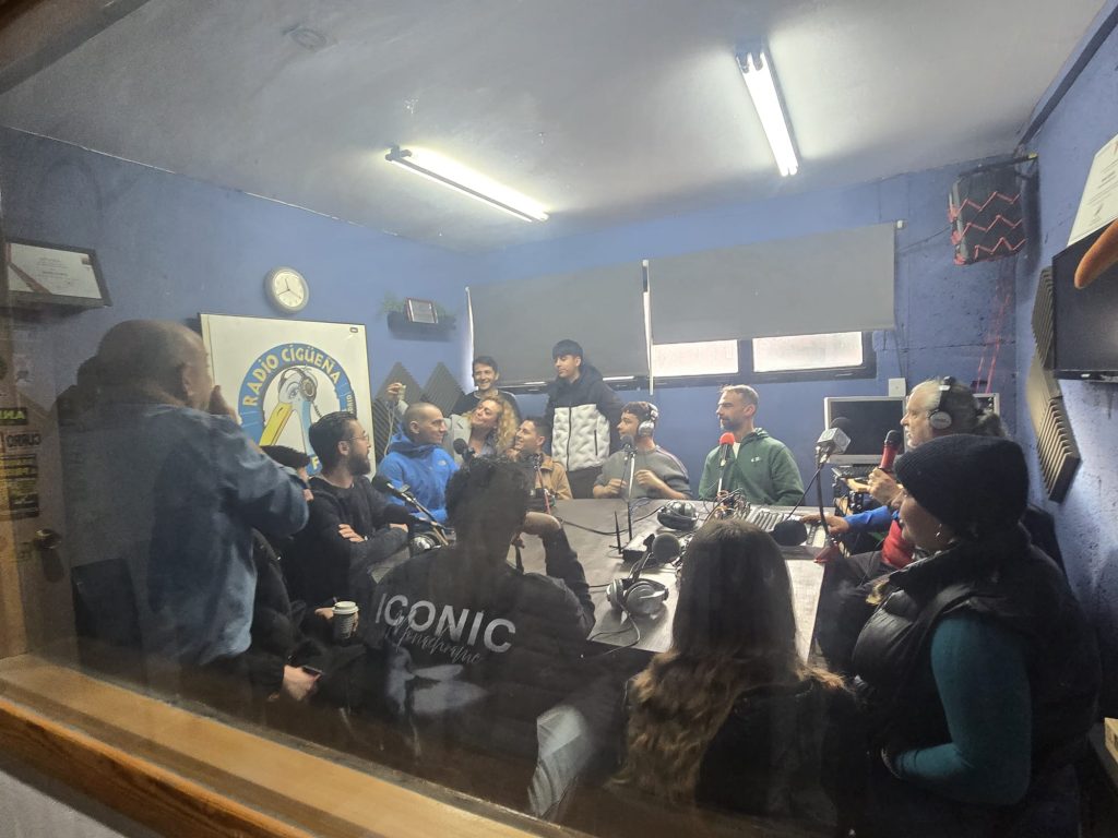WhatsApp-Image-2025-12-18-at-14.16.20-1024x768 De visita a Radio CigüeñaLos alumnos y profesores del CEPA visitan Radio Cigüeña 🎙️
