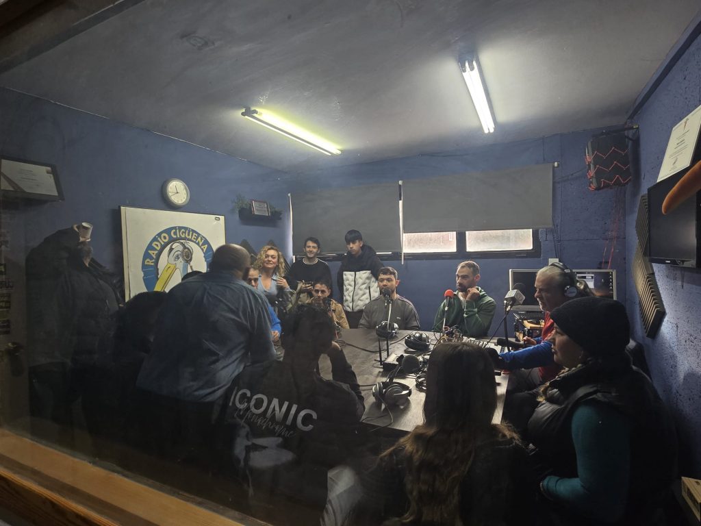 WhatsApp-Image-2025-12-18-at-14.16.41-1-1024x768 De visita a Radio CigüeñaLos alumnos y profesores del CEPA visitan Radio Cigüeña 🎙️
