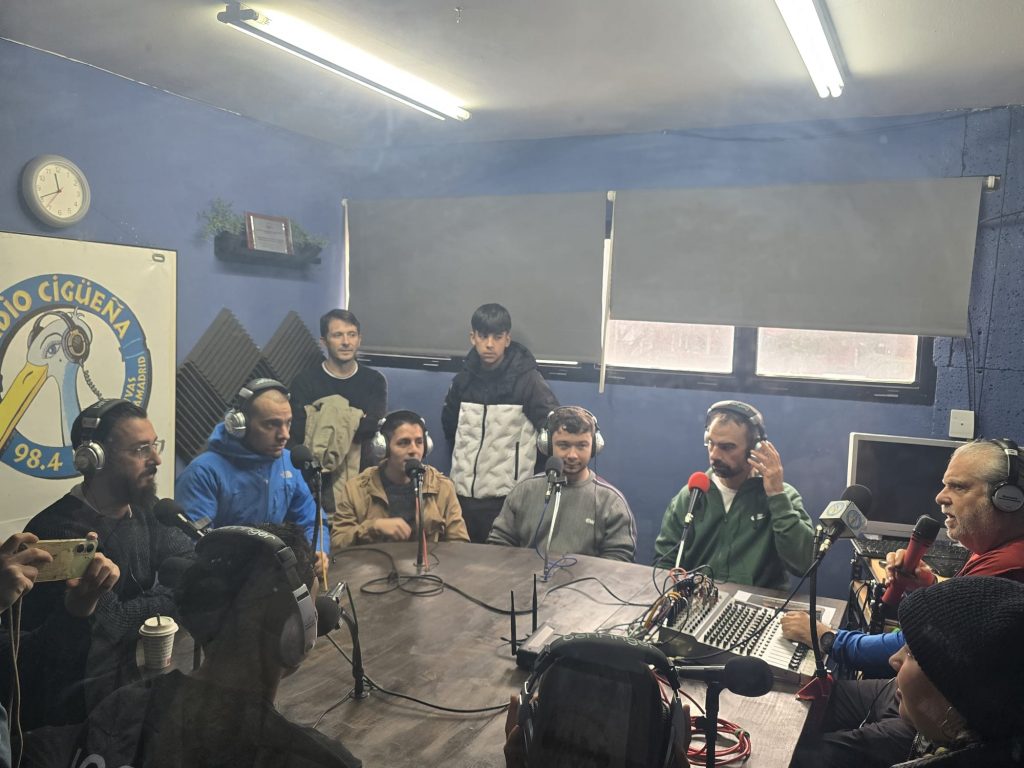 WhatsApp-Image-2025-12-18-at-14.16.41-1024x768 De visita a Radio CigüeñaLos alumnos y profesores del CEPA visitan Radio Cigüeña 🎙️